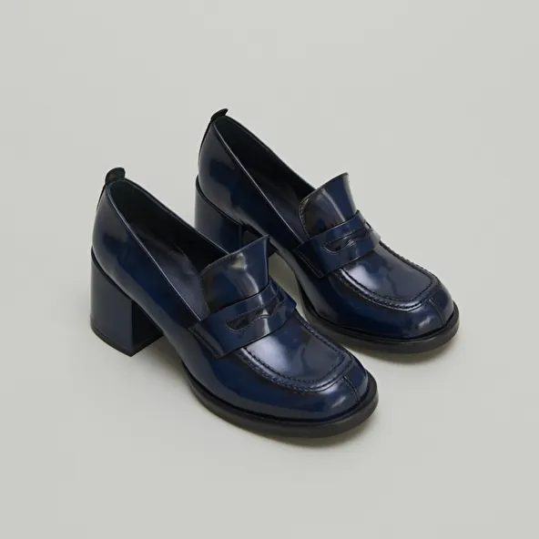 College loafers with heels in blue glazed leather