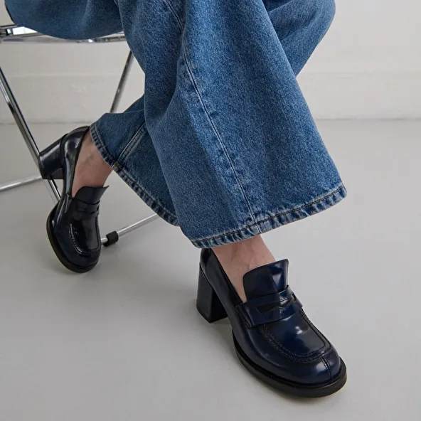 College loafers with heels in blue glazed leather