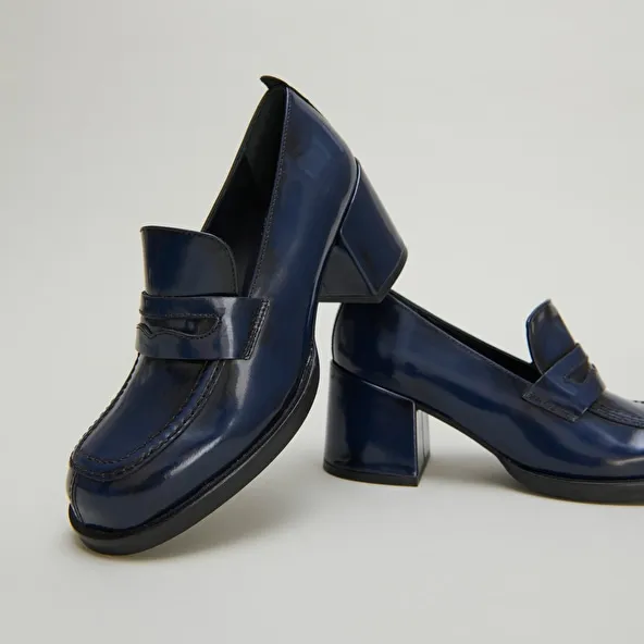 College loafers with heels in blue glazed leather