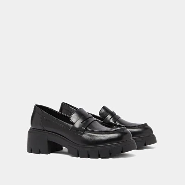 Heeled loafers with notched soles in black leather