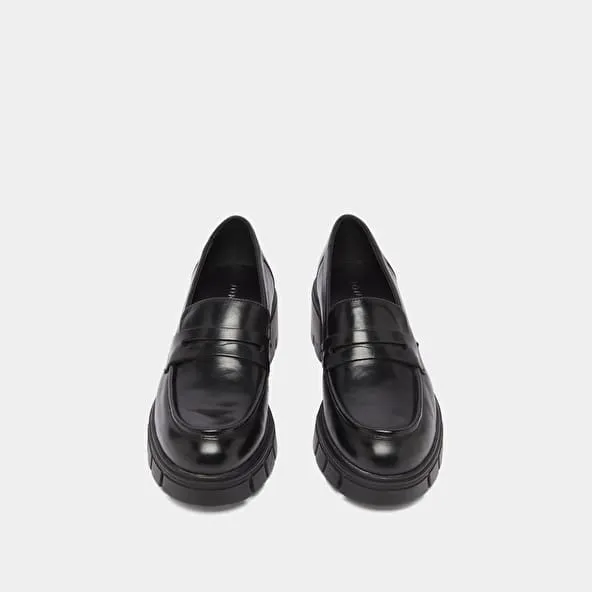 Heeled loafers with notched soles in black leather