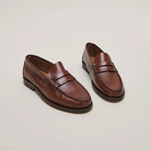 Round-toed loafers in brown glazed leather