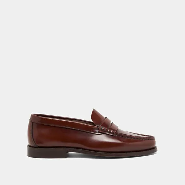 Round-toed loafers in brown glazed leather