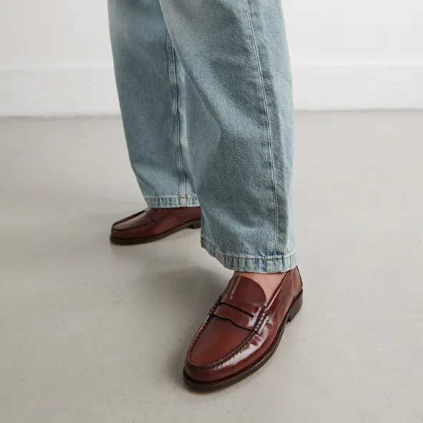 Round-toed loafers in brown glazed leather