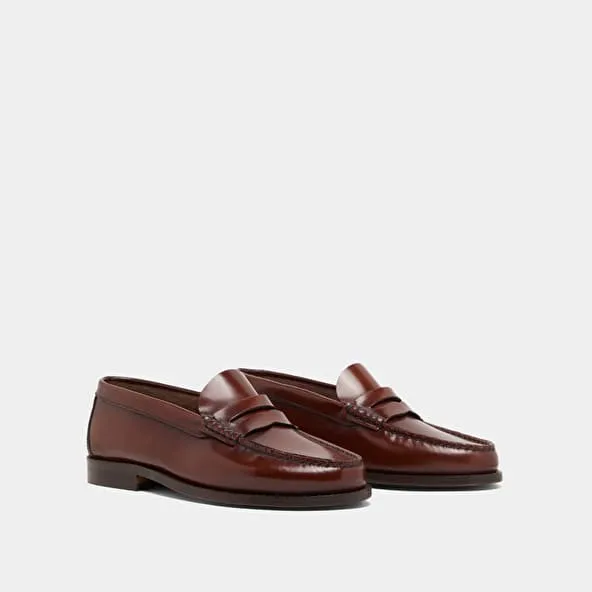 Round-toed loafers in brown glazed leather