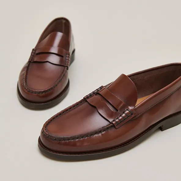 Round-toed loafers in brown glazed leather