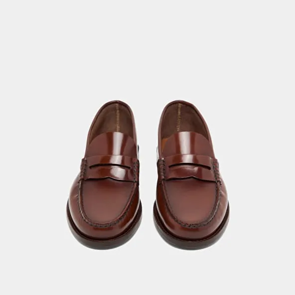 Round-toed loafers in brown glazed leather