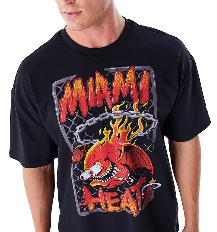 T-Shirt New Era Graphic Drop Shoulder NBA Miami Heat - Black/Print Red - men´s